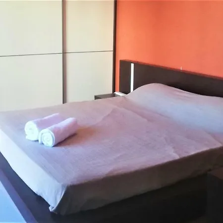 Modern Bedroom In In Central Area 홈스테이